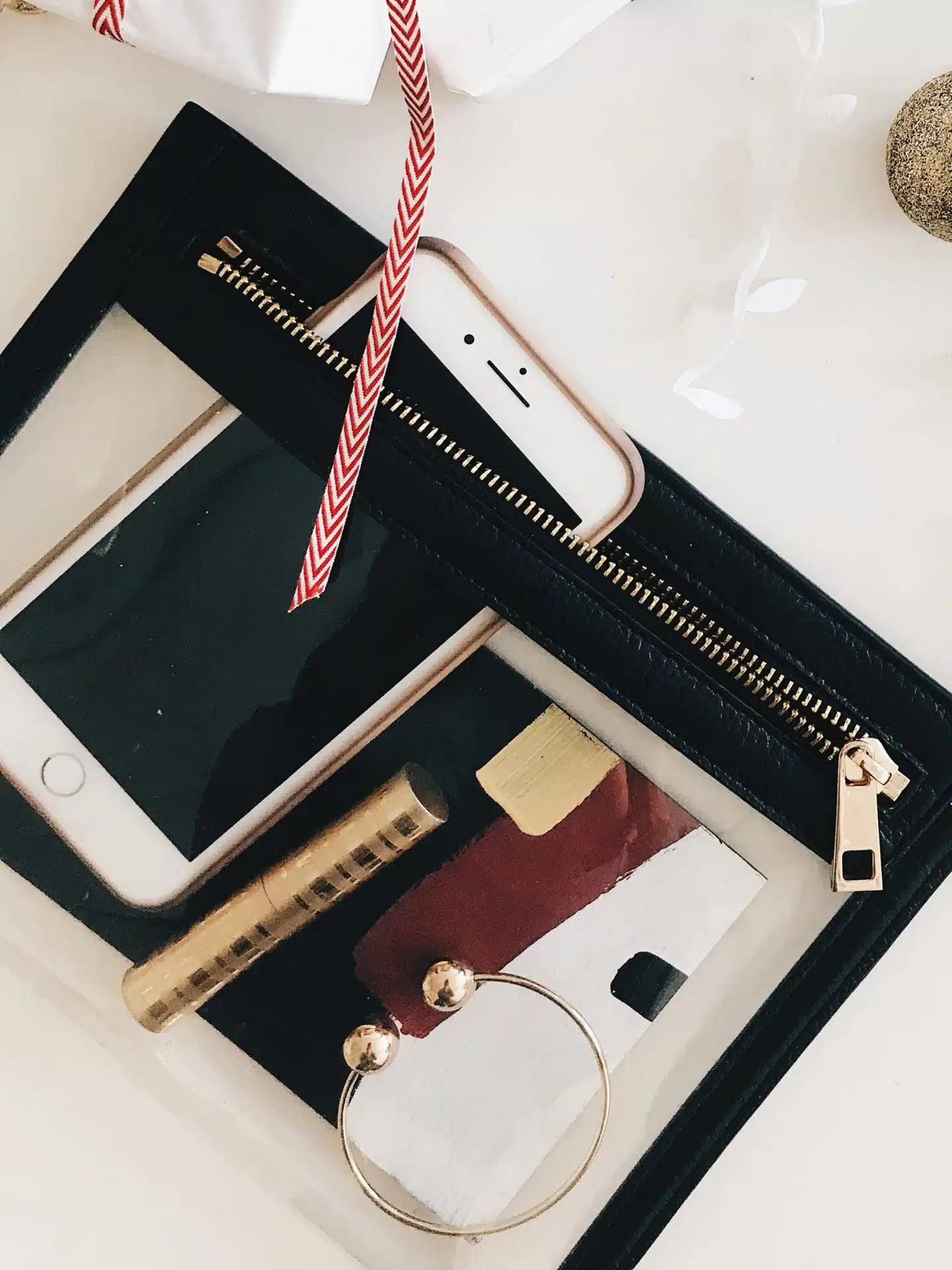 Digital detox challenge to declutter your digital life, by lifestyle blogger What The Fab