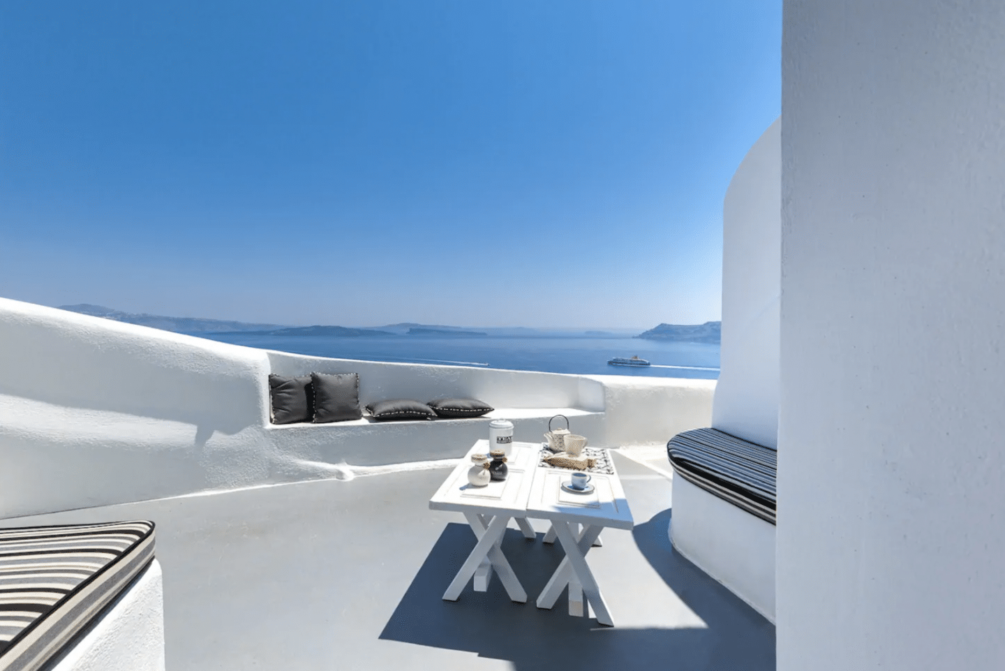 Airbnb Santorini, by Travel Blogger What The Fab