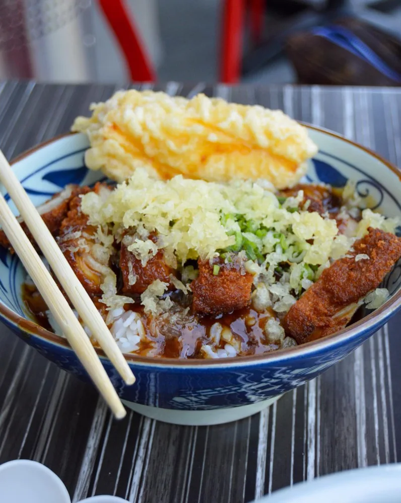 Best cheap eats Waikiki, by travel blogger What The Fab