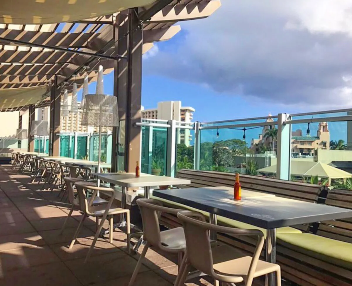 11 best rooftop bars in Waikiki, by travel blogger What The Fab