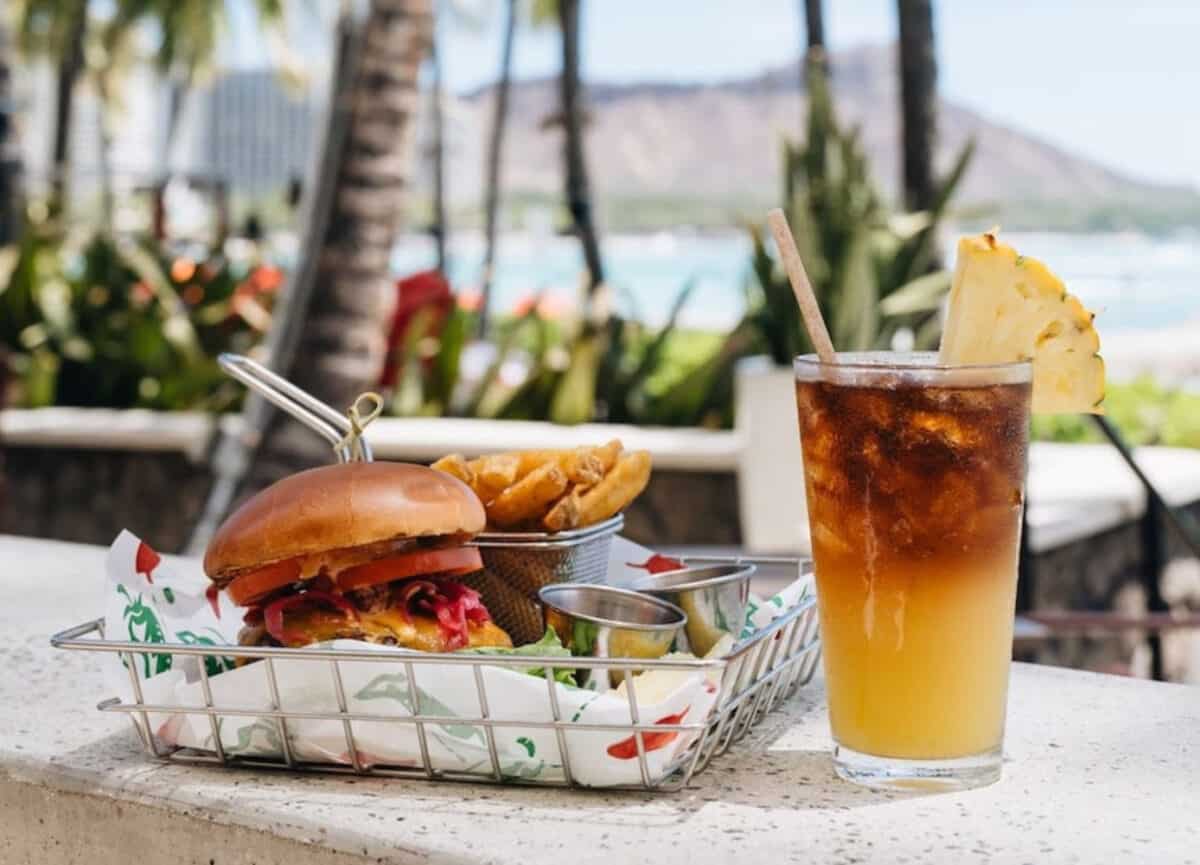 10 best Waikiki Beach bars, by travel blogger What The Fab