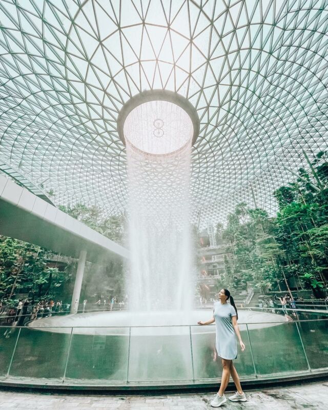The Rain Vortex 🌿💧 at the Jewel. 💎 Can you believe this is at the airport in Singapore? 😱 This indoor waterfall is so tall it’s hard to capture in a photo, but v cool to see in person!