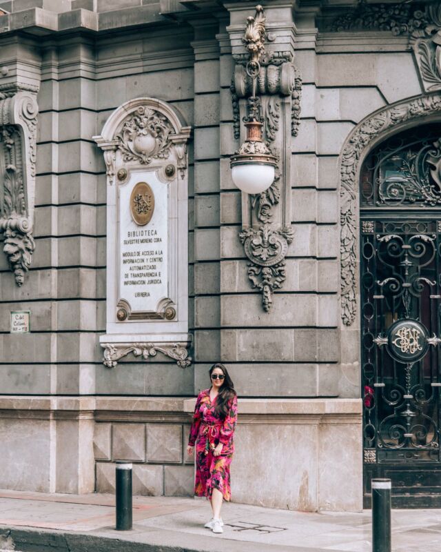 My best tip when you’re traveling to a new place is to book a free walking tour on your first day! 💃🏻 You’ll get a lay of the land geographically, & some history + context that’ll make the rest of your trip more enjoyable. They’ll usually take you to interesting/beautiful spots that you might have otherwise missed (like this stunning post office—swipe right). And we always ask them for their fav restaurants + bars to get some local recs. 🌮 🍸

While they’re called “free walking tours,” what that really means is pay what you want, so be sure to tip your guide & remember they usually have to give a portion of that to the agency that organizes the tours. We booked ours in CDMX through Kactus & our guide Guillermo was awesome! 🙌🏼

💗 Outfit links: 
https://liketk.it/3YlUp

#wtfabtravel