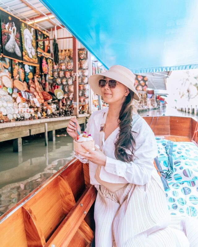 Had so much fun visiting one of Bangkok’s famous floating markets! ⛱️ We wanted to visit Tha Kha because it looked more authentic and less touristy, but Damnoen Saduak was the only market open during weekdays when we were in Bangkok. 

It was def touristy and sold a lot of tchotchkes, but we focused mostly on the food and just enjoying the unique experience. 🛶

Hot tip: Rather than booking a group tour, ask your hotel to arrange a private driver for the day to take you to a floating market and the Maeklong Railway market. It was only 2,750 Thai Baht ($80 USD) and it was a much nicer experience to be on our own time and not have to pile into a van. 👌🏼