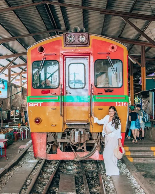 At the Maeklong Railway Market, shop owners fold up their tents and roll back their goods a few times a day to make room for the train to (narrowly) pass through. 🚂